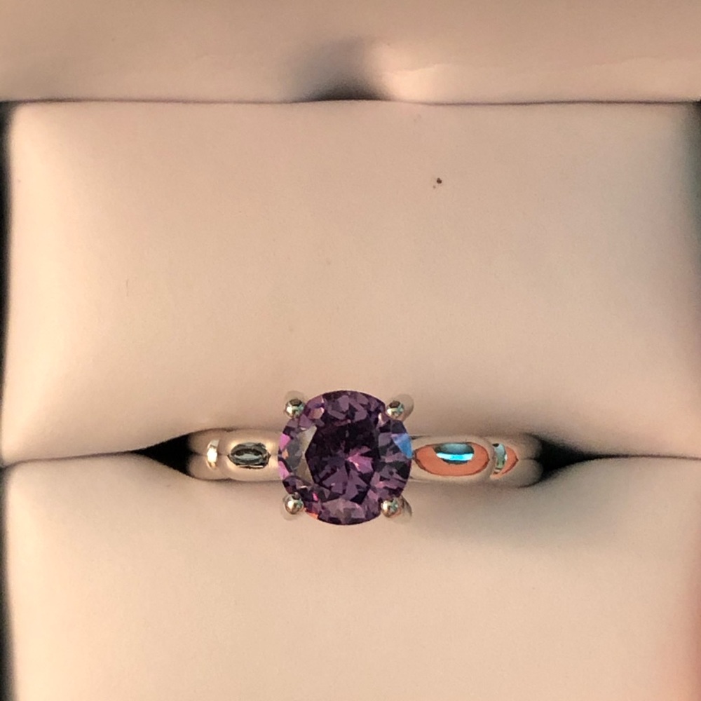 Silver ring w/amethyst stone